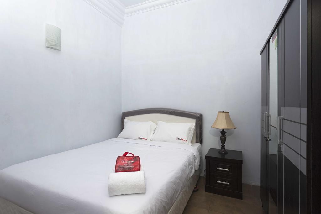 Reddoorz @ Tanah Baru Depok Hotel Luaran gambar
